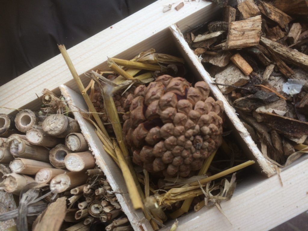 gevuld-bijenhotel-instructie-maken-guerrilla-gardeners-klein